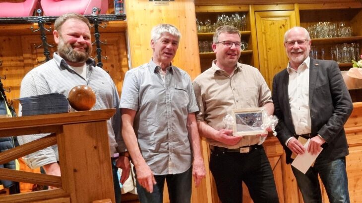 Andre Rebel, Jörg Teuchert und Thomas Schmidt (2. Bürgermeister Happurg) gratulieren David Fruth (2. von rechts).