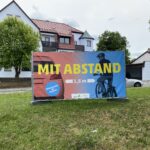 Die Banner werden jeweils noch mehrere Wochen an vielbefahrenen Straßen hängen.