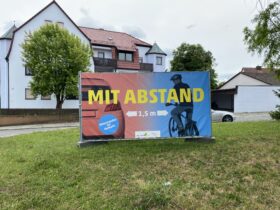 Die Banner werden jeweils noch mehrere Wochen an vielbefahrenen Straßen hängen.