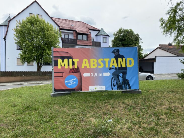 Die Banner werden jeweils noch mehrere Wochen an vielbefahrenen Straßen hängen.