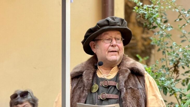 Besonders anschaulich wurde der Abend, als Valentin Starkgraf selbst auftrat und ausführlich sein Leben, seine Sorgen und Glückssträhnen schilderte. Charly Hartmann war „pelzverbrämt“ in die Rolle des damals reichsten Bürgers dieser Stadt geschlüpft und trug sehr gekonnt und überzeugend seine Rolle vor.