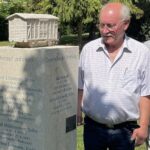 Besuch an der Sinti-Stele im Hersbrucker Rosengarten: Roswitha, Paul und Manfred (von links) aus der Familie Kornmayer.