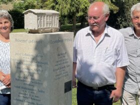Besuch an der Sinti-Stele im Hersbrucker Rosengarten: Roswitha, Paul und Manfred (von links) aus der Familie Kornmayer.