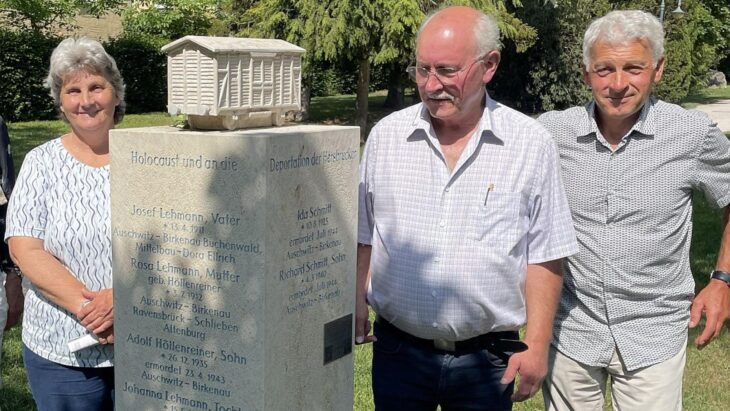 Besuch an der Sinti-Stele im Hersbrucker Rosengarten: Roswitha, Paul und Manfred (von links) aus der Familie Kornmayer.