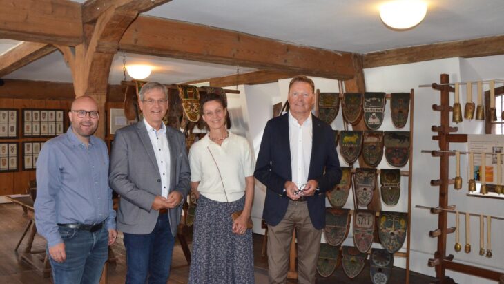 Die Landtagsabgeordneten Felix Locke (links) und Norbert Dünkel (rechts) besuchen mit Bürgermeister Robert Ilg und Leiterin Ingrid Pflaum die Hirtenausstellung in Hersbruck.