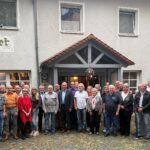 Das Bild zeigt die geehrten Blutspender sowie die ehrenamtlichen Blutspendebeauftragten zusammen mit Landrat Armin Kroder (2. von links), Kreisgeschäftsführer Markus Deyhle (10. von links) sowie der hauptamtlichen Blutspende-Verantwortlichen im BRK Nürnberger Land, Petra Viktorin (1. von rechts).