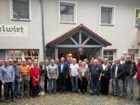 Das Bild zeigt die geehrten Blutspender sowie die ehrenamtlichen Blutspendebeauftragten zusammen mit Landrat Armin Kroder (2. von links), Kreisgeschäftsführer Markus Deyhle (10. von links) sowie der hauptamtlichen Blutspende-Verantwortlichen im BRK Nürnberger Land, Petra Viktorin (1. von rechts).