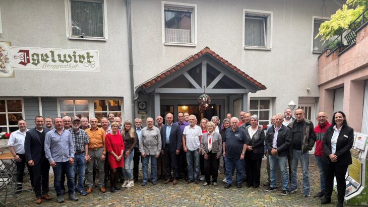 Das Bild zeigt die geehrten Blutspender sowie die ehrenamtlichen Blutspendebeauftragten zusammen mit Landrat Armin Kroder (2. von links), Kreisgeschäftsführer Markus Deyhle (10. von links) sowie der hauptamtlichen Blutspende-Verantwortlichen im BRK Nürnberger Land, Petra Viktorin (1. von rechts).