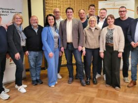 Das Bild zeigt (von links) Norbert Winkler, Gudrun Zeltner, Wolfgang Wein, Irmgard Raum, Volker Hegel, Marco Schnellinger, Jürgen Amann, Klaus Rostek (hinten), Tanja Heidner (davor), Marc Stefes, Martina Löhner, Marco Scharrer und Robert Ilg.