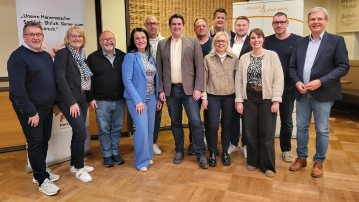 Das Bild zeigt (von links) Norbert Winkler, Gudrun Zeltner, Wolfgang Wein, Irmgard Raum, Volker Hegel, Marco Schnellinger, Jürgen Amann, Klaus Rostek (hinten), Tanja Heidner (davor), Marc Stefes, Martina Löhner, Marco Scharrer und Robert Ilg.