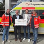 2500 Euro für ein gebrauchtes Ersatzfahrzeug (von links): Walter Frank, Bürgermeister Klaus Hacker, Markus Deyhle und Thomas Adelmann vom BRK bei der Spendenübergabe in Röthenbach.