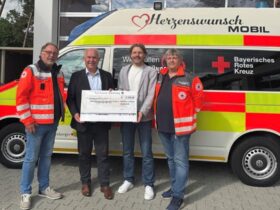 2500 Euro für ein gebrauchtes Ersatzfahrzeug (von links): Walter Frank, Bürgermeister Klaus Hacker, Markus Deyhle und Thomas Adelmann vom BRK bei der Spendenübergabe in Röthenbach.