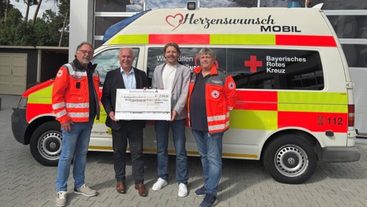 2500 Euro für ein gebrauchtes Ersatzfahrzeug (von links): Walter Frank, Bürgermeister Klaus Hacker, Markus Deyhle und Thomas Adelmann vom BRK bei der Spendenübergabe in Röthenbach.
