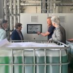 Sven Ertel, Angelika Pflaum, Eva Klaußner, Harald Günzrodt von der Hewa, Ulrike Eyrich und Thomas Träg (von links) bei der Besichtigung der CO₂-freien Heizzentrale in Hersbruck.