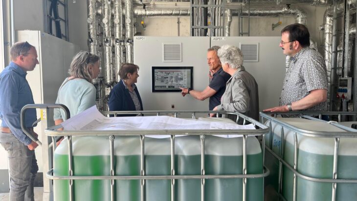 Sven Ertel, Angelika Pflaum, Eva Klaußner, Harald Günzrodt von der Hewa, Ulrike Eyrich und Thomas Träg (von links) bei der Besichtigung der CO₂-freien Heizzentrale in Hersbruck.