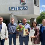 Manfred Dauphin (Bildmitte) gemeinsam mit Carsten Pillich vom Personalrat, Bauhofleiter Thomas Bleisteiner, der zweiten Bürgermeisterin Erika Vogel und Dr. Jan Sommerer, der für das Personal zuständig ist.