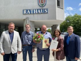 Manfred Dauphin (Bildmitte) gemeinsam mit Carsten Pillich vom Personalrat, Bauhofleiter Thomas Bleisteiner, der zweiten Bürgermeisterin Erika Vogel und Dr. Jan Sommerer, der für das Personal zuständig ist.