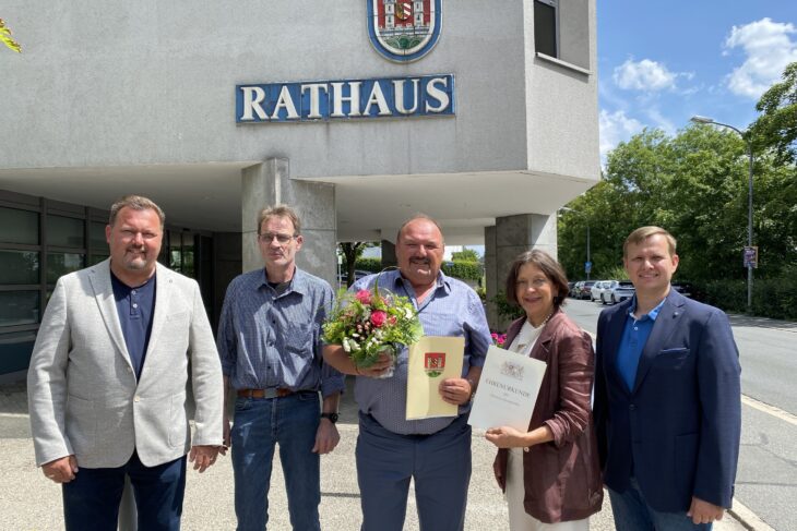 Manfred Dauphin (Bildmitte) gemeinsam mit Carsten Pillich vom Personalrat, Bauhofleiter Thomas Bleisteiner, der zweiten Bürgermeisterin Erika Vogel und Dr. Jan Sommerer, der für das Personal zuständig ist.