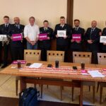 Die Rummelsberger Dienste für junge Menschen übergaben nach zwei Einsätzen in der Gemeinde Schwarzenbruck eine Spende an die Feuerwehren des Landkreises.