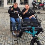 Ein Ausflug ins Hersbrucker Zentrum ist eine willkommene Abwechslung und macht allen Spaß: Autisten und Mitarbeitende der Rummelsberger Diakonie mit den neuen Doppelfahrrädern.