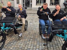 Ein Ausflug ins Hersbrucker Zentrum ist eine willkommene Abwechslung und macht allen Spaß: Autisten und Mitarbeitende der Rummelsberger Diakonie mit den neuen Doppelfahrrädern.