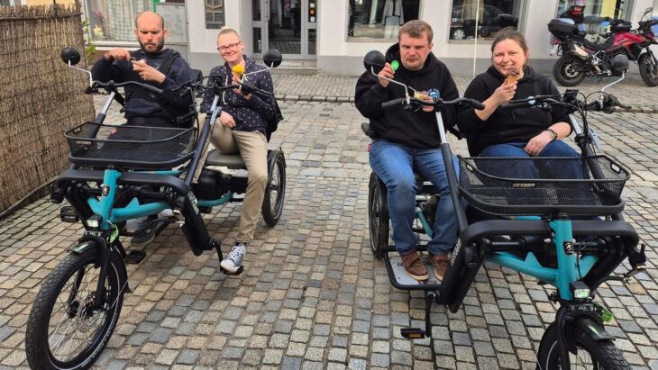Ein Ausflug ins Hersbrucker Zentrum ist eine willkommene Abwechslung und macht allen Spaß: Autisten und Mitarbeitende der Rummelsberger Diakonie mit den neuen Doppelfahrrädern.