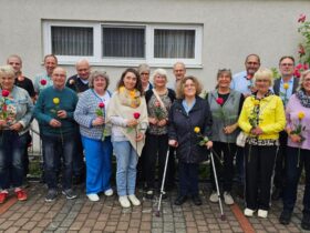 Freude unter den frisch gewählten Mitgliedern des Katholischen Seelsorgebereichsrats: Gertrud Bohrer (rechts) und Angelika Lang (1. Reihe, 3. von links) beraten den Leitenden Pfarrer Stefan Alexander (2. von rechts) mit dem Gremium in wichtigen Fragen der Weiterentwicklung der Seelsorge und spiritueller Angebote.