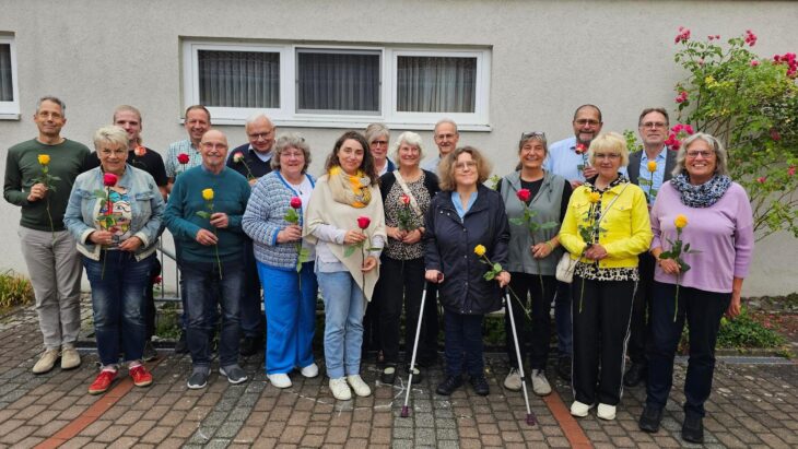 Freude unter den frisch gewählten Mitgliedern des Katholischen Seelsorgebereichsrats: Gertrud Bohrer (rechts) und Angelika Lang (1. Reihe, 3. von links) beraten den Leitenden Pfarrer Stefan Alexander (2. von rechts) mit dem Gremium in wichtigen Fragen der Weiterentwicklung der Seelsorge und spiritueller Angebote.