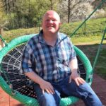 Hannes freut sich über die neue Schaukel im Garten des Wohnbereichs für Menschen im Autismus-Spektrum der Rummelsberger Diakonie in Hersbruck.