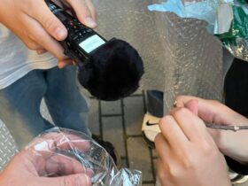 Hier nehmen die Schüler gerade Töne auf, die nach Lagerfeuer klingen sollen.