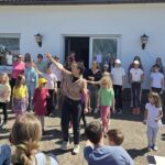 Jana Weis leitet die Dance Kids bei ihrer Vorführung vor dem Vereinsheim des SC Pommelsbrunn.