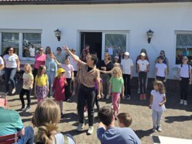 Jana Weis leitet die Dance Kids bei ihrer Vorführung vor dem Vereinsheim des SC Pommelsbrunn.