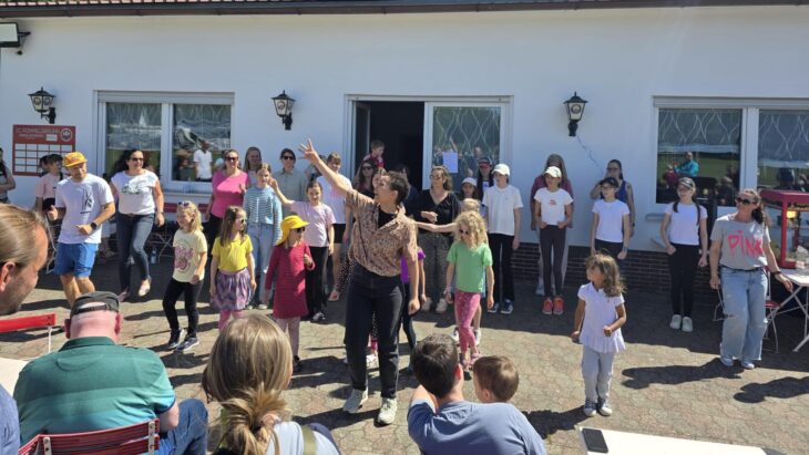Jana Weis leitet die Dance Kids bei ihrer Vorführung vor dem Vereinsheim des SC Pommelsbrunn.