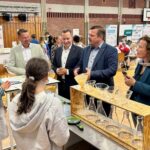 Landrat Armin Krodern (2. v.l.) und Bürgermeister Martin Tabor (3. v.l.) an einer der Stationen der „NachhaltICHkeitsarena“ im Leibnitz-Gymnasium Altdorf.