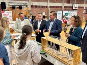Landrat Armin Krodern (2. v.l.) und Bürgermeister Martin Tabor (3. v.l.) an einer der Stationen der „NachhaltICHkeitsarena“ im Leibnitz-Gymnasium Altdorf.