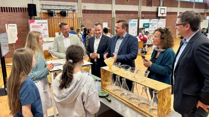 Landrat Armin Krodern (2. v.l.) und Bürgermeister Martin Tabor (3. v.l.) an einer der Stationen der „NachhaltICHkeitsarena“ im Leibnitz-Gymnasium Altdorf.