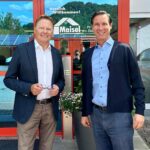MdL Norbert Dünkel (links) informierte sich bei Geschäftsführer Jörg Maisel (rechts) über das Ausbildungskonzept des Betriebs.