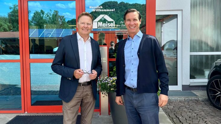 MdL Norbert Dünkel (links) informierte sich bei Geschäftsführer Jörg Maisel (rechts) über das Ausbildungskonzept des Betriebs.