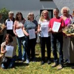 Mit Blumen und Urkunden wurde der Kurs zu ehrenamtlicher Hilfe und Demenzbegleitung abgeschlossen.