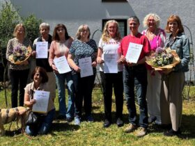 Mit Blumen und Urkunden wurde der Kurs zu ehrenamtlicher Hilfe und Demenzbegleitung abgeschlossen.