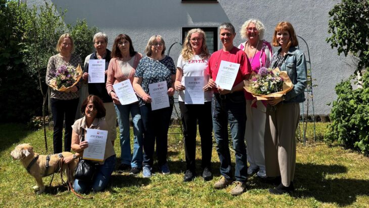 Mit Blumen und Urkunden wurde der Kurs zu ehrenamtlicher Hilfe und Demenzbegleitung abgeschlossen.