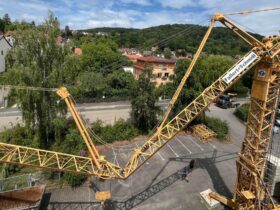 Mit der Aufstellung des Baukrans am 17. Juni haben die vorbereitenden Arbeiten am ehemaligen Krankenhaus Hersbruck sichtbar begonnen. Aktuell laufen Entkernung, Rückbauarbeiten und Schadstoffsanierung als Grundlage für die anschließende Sanierung des Gebäudebestands.