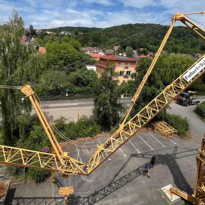 Mit der Aufstellung des Baukrans am 17. Juni haben die vorbereitenden Arbeiten am ehemaligen Krankenhaus Hersbruck sichtbar begonnen. Aktuell laufen Entkernung, Rückbauarbeiten und Schadstoffsanierung als Grundlage für die anschließende Sanierung des Gebäudebestands.