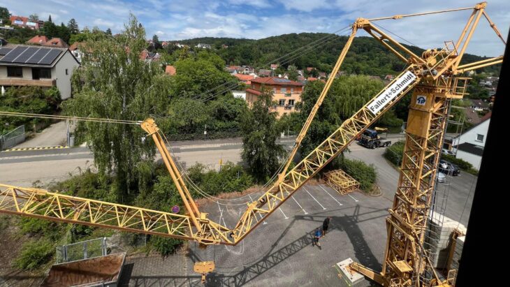 Mit der Aufstellung des Baukrans am 17. Juni haben die vorbereitenden Arbeiten am ehemaligen Krankenhaus Hersbruck sichtbar begonnen. Aktuell laufen Entkernung, Rückbauarbeiten und Schadstoffsanierung als Grundlage für die anschließende Sanierung des Gebäudebestands.