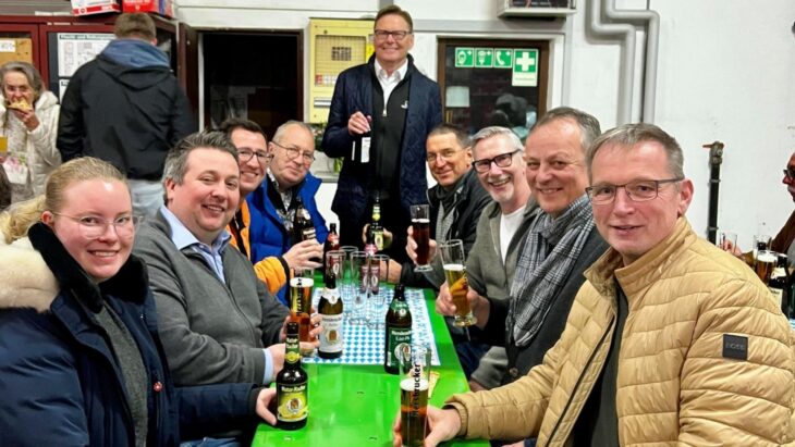 Nach der Führung war bei einer Brotzeit Zeit für Gespräche.