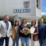 Anja Roth (Bildmitte) gemeinsam mit (von links) Carsten Pillich (Personalrat), Anna Doms (Sachgebietsleitung Einwohner- und Passamt), der zweiten Bürgermeisterin Erika Vogel sowie Dr. Jan Sommerer aus der Abteilung Interner Service.