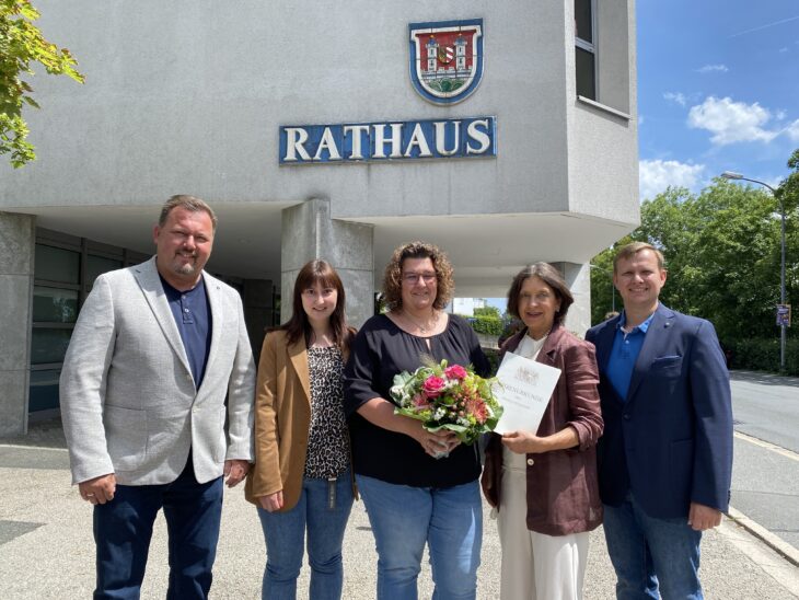 Anja Roth (Bildmitte) gemeinsam mit (von links) Carsten Pillich (Personalrat), Anna Doms (Sachgebietsleitung Einwohner- und Passamt), der zweiten Bürgermeisterin Erika Vogel sowie Dr. Jan Sommerer aus der Abteilung Interner Service.