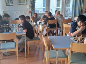 So sieht es aus, wenn der Nachwuchs beim SC Hersbruck über den Brettern brütet.