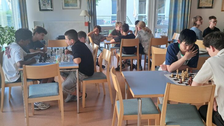 So sieht es aus, wenn der Nachwuchs beim SC Hersbruck über den Brettern brütet.