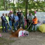 Spatenstich für den Glasfaser-Ausbau in Neuhaus (von links): 2. Bürgermeister Peter Pflug, Ranica Stefanovic (OFM Axians), Marktgemeinderätin Helga Umlauf, Christian Schulze (Bohrtechnik Schulze), Thomas Schreg (Bauamt), Andre Fischer (Baubegleiter Telekom Technik), Bürgermeister Florian Kastner, Thomas Vollrath (KBG Telekom Technik), Marktgemeinderat Andreas Schreg und Emma-Emily Petzold (OFM Axians).